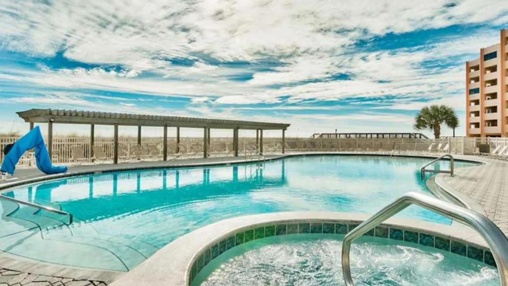 Jetty East Condos デスティン